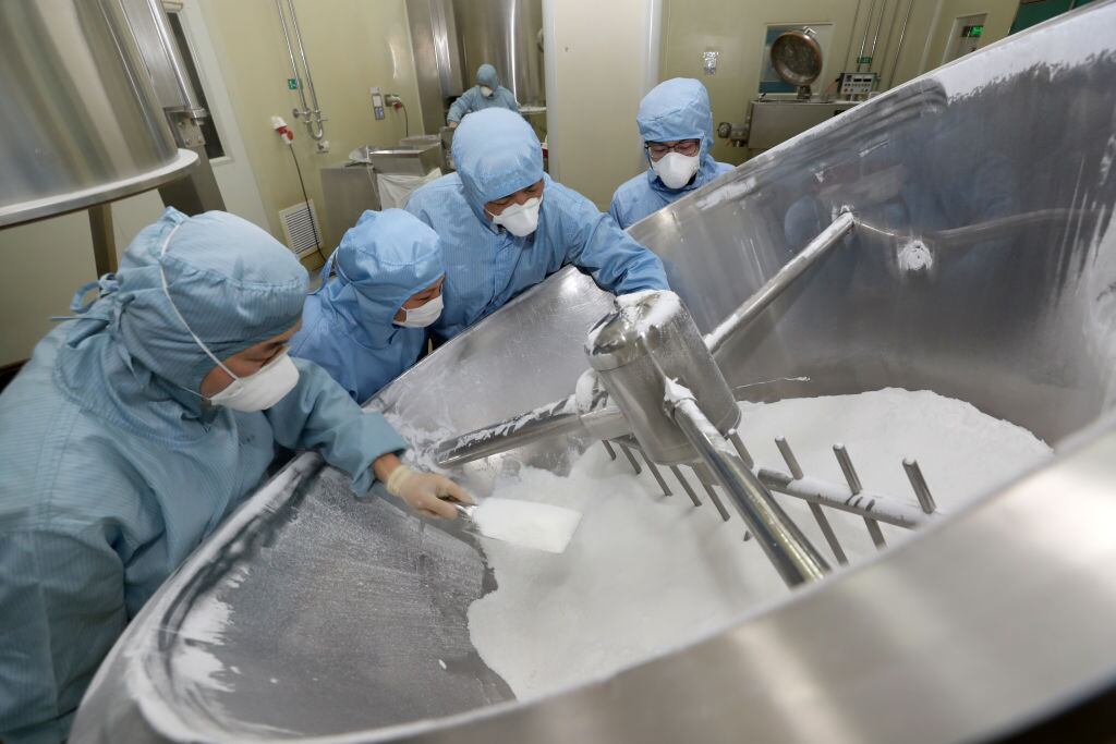 Trabajadores de una fábrica en Nantong desarrollan drogas contra la malaria