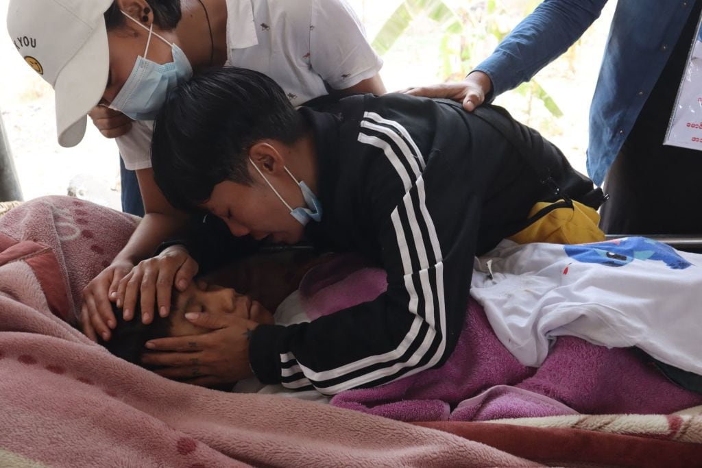 Una familia se despide una víctima de la represión militar en Myanmar