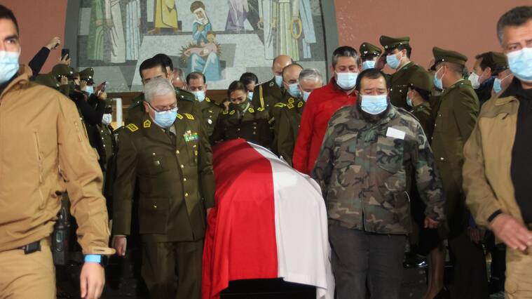 04 DE MAYO DE 2022/CHILLANVelorio de carabinero asesinado , durante un control de drogas realizado en la Villa Brisas del Bicentenario , donde sujeto al ser sorprendido con sustancias ilícitas atacó un carabinero el cual repelio el ataque resultando el civil y el uniformado fallecidos en el lugar
FOTO:JOSE CAMPOS/ AGENCIAUNO