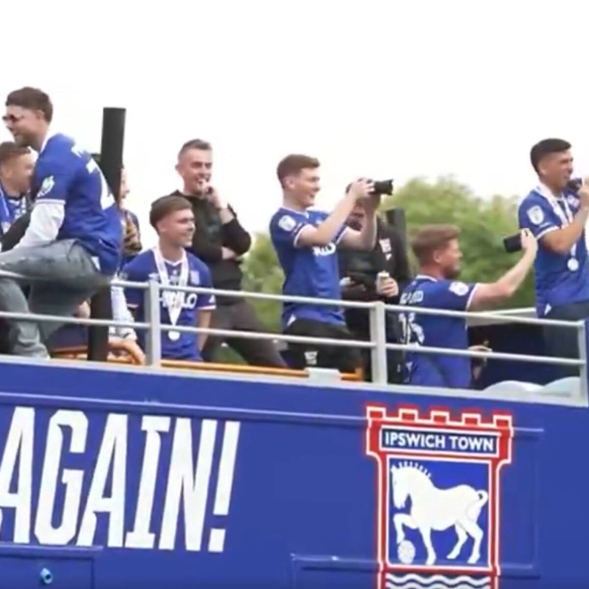 Marcelino Núñez festejaba el ascenso a la Premier y lanzó feroz insulto a su exclub: polémica total en Inglaterra