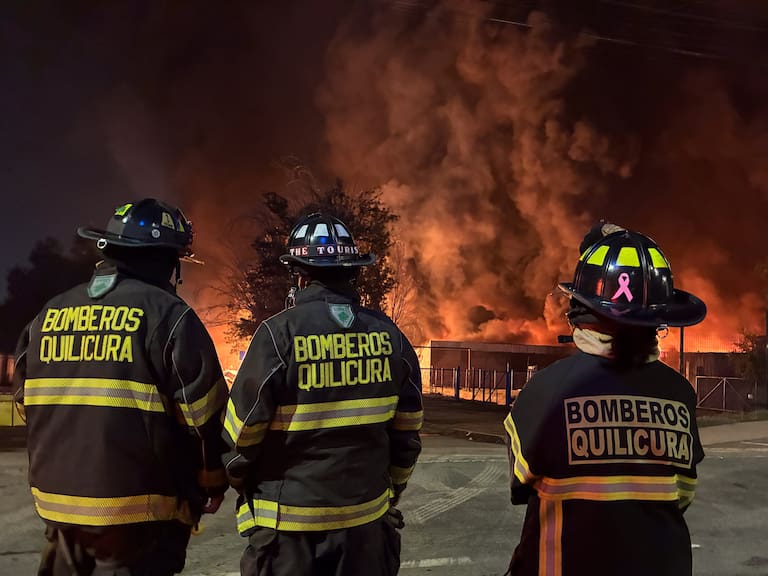 Incendio químico en Quilicura: empresa queda clausurada y alcaldesa exige “multas altísimas”