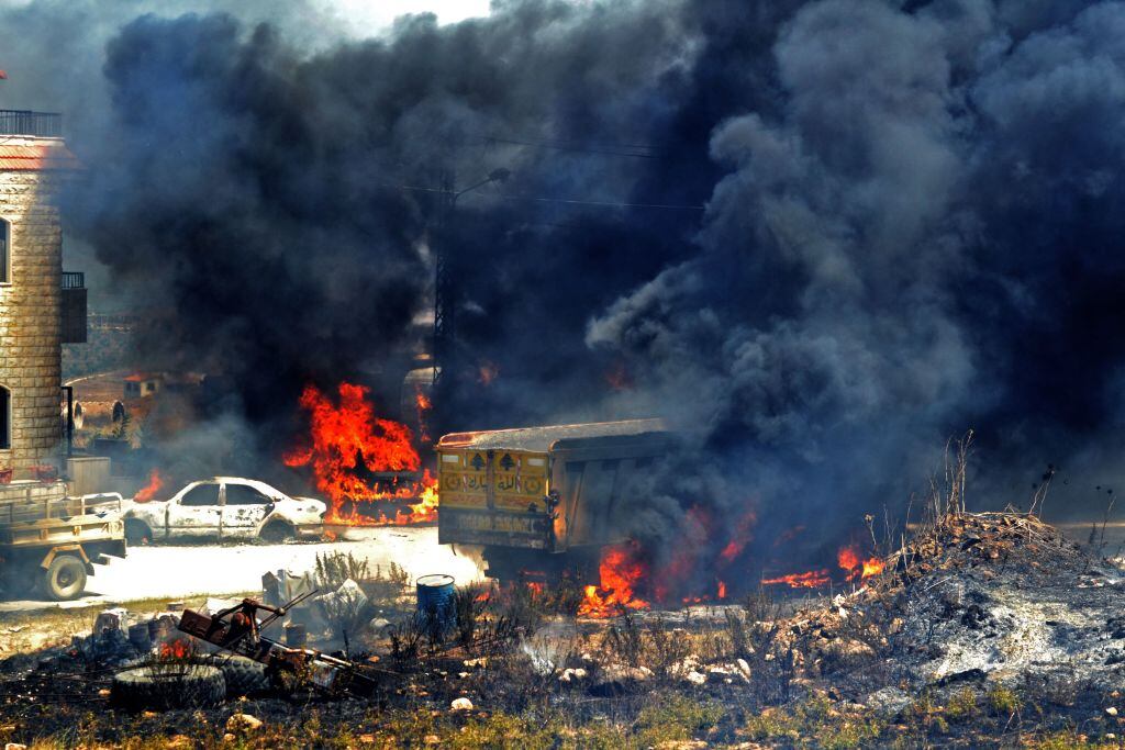 Un vehículo es consumido por el fuego tras una explosión en Líbano
