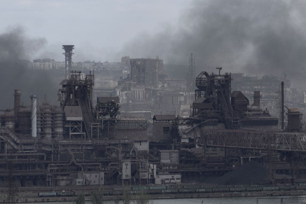 El humo sale de la fábrica de Azovstal ante el ataque de las fuerzas rusas