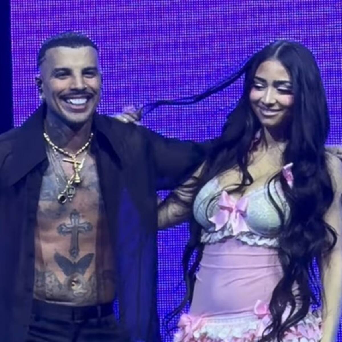 Coqueta y encendiendo más rumores de romance: Paloma Mami apareció de sorpresa en show de Rauw Alejandro