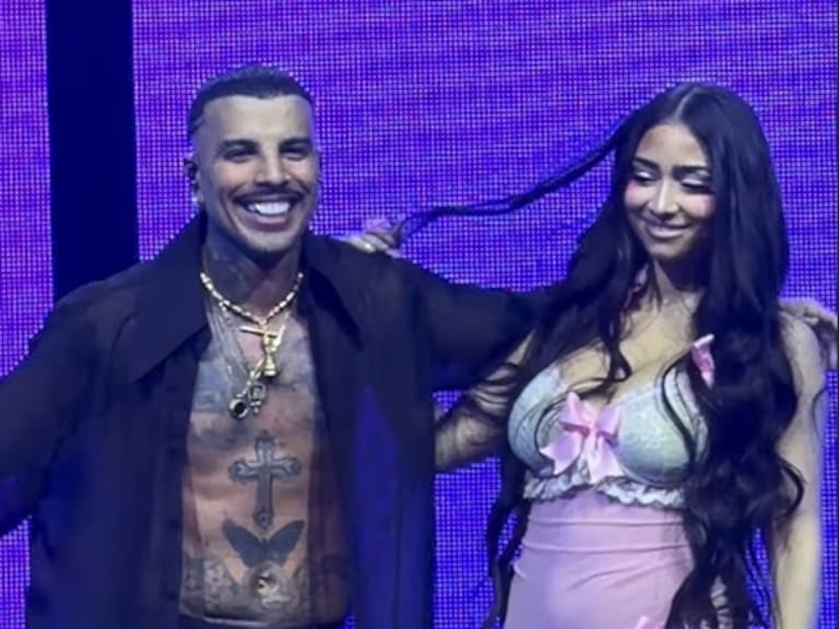 Coqueta y encendiendo más rumores de romance: Paloma Mami apareció de sorpresa en show de Rauw Alejandro