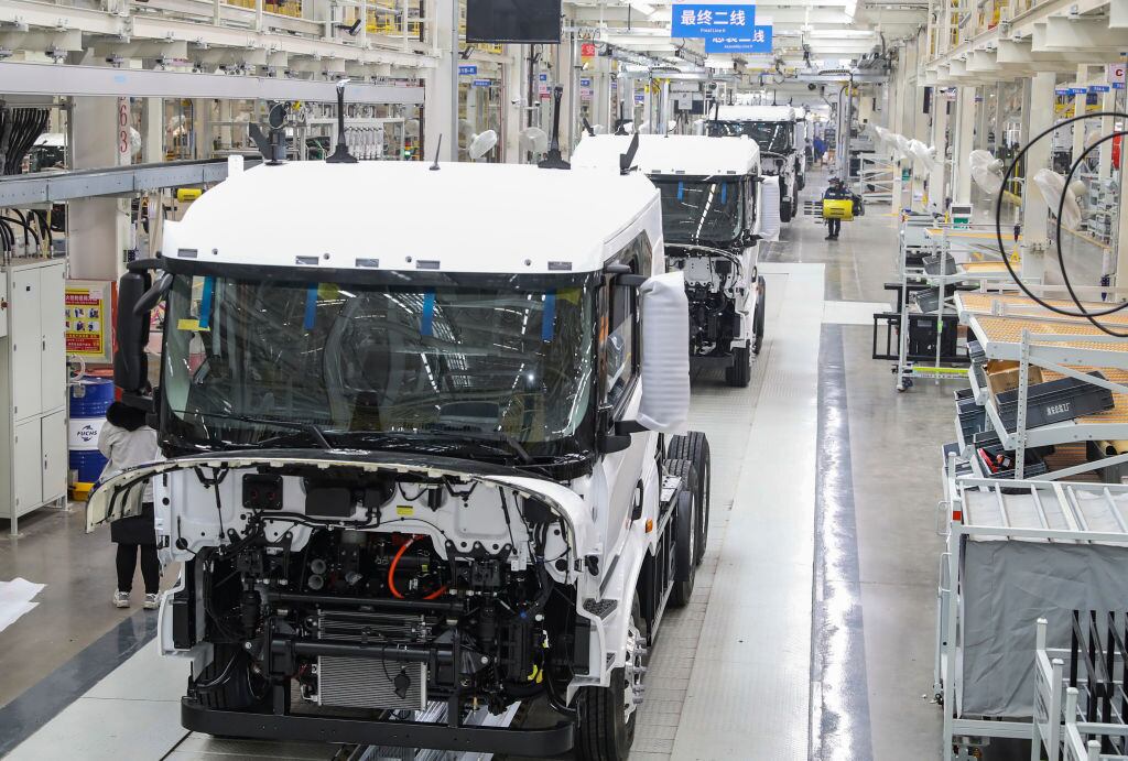 Línea de producción de vehículos comerciales eléctricos de la marca BYD en la fábrica de Huai'an en China.