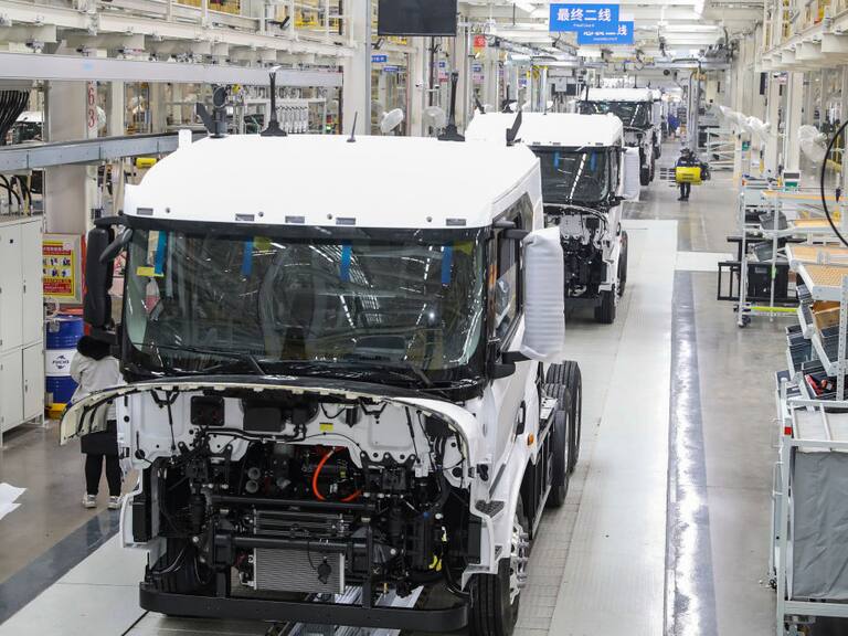 Línea de producción de vehículos comerciales eléctricos de la marca BYD en la fábrica de Huai'an en China.