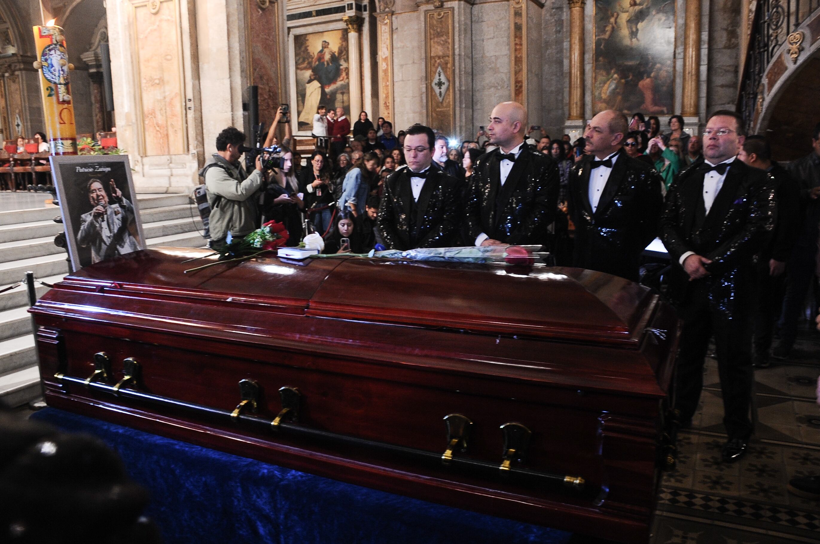 28 DE MARZO DE 2025 / SANTIAGO
Último adiós a Tommy Rey, icónico vocalista de La Sonora de Tommy Rey, en una emotiva ceremonia en la Catedral de Santiago donde familiares, amigos y seguidores despidieron al querido artista y leyenda de la cumbia chilena.
FOTO: VICTOR HUENANTE / AGENCIAUNO