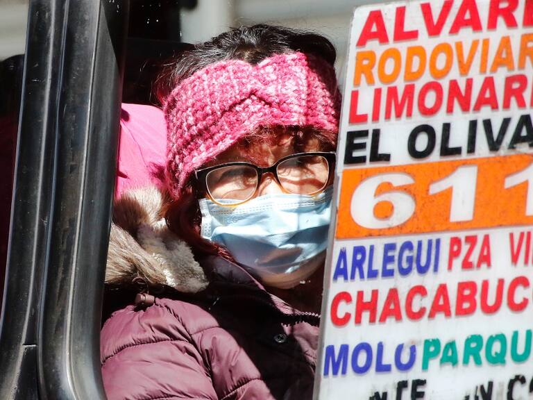 Ministro de Transportes aclara uso «recomendable» de mascarillas en buses, trenes y aviones