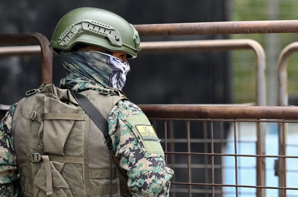 Un soldado de Ecuador custodia la zona cercana a una cárcel de Guayaquil