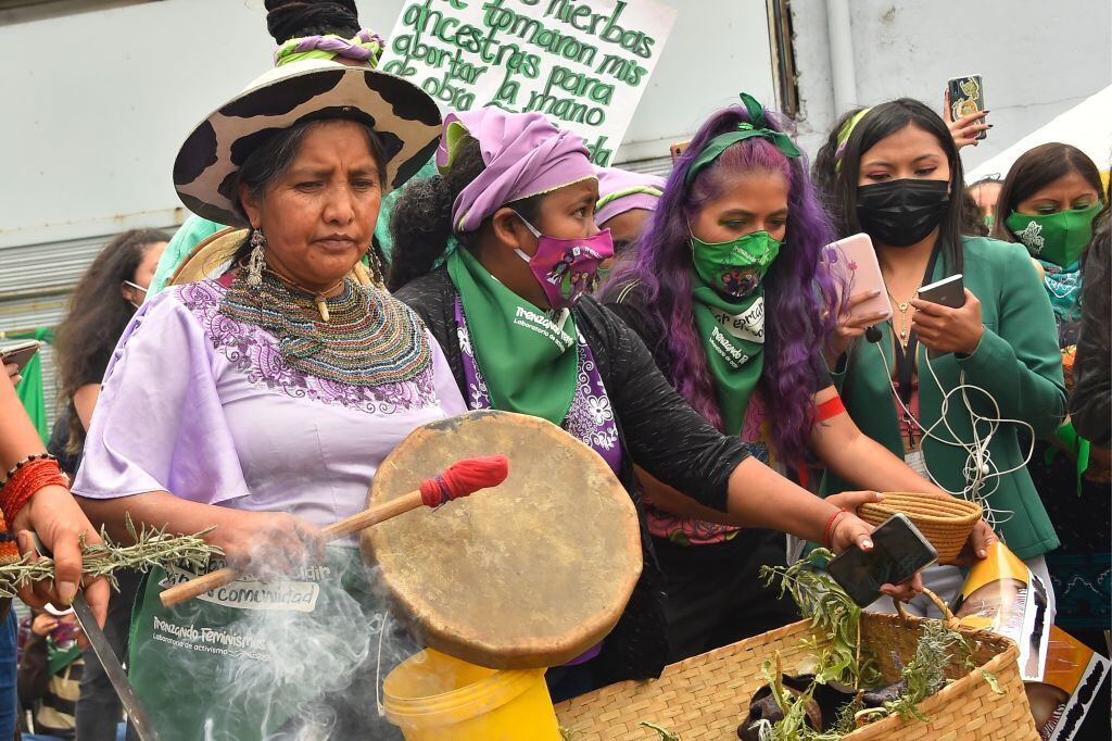 Manifestantes feministas piden una ley de aborto en las calles de Quito