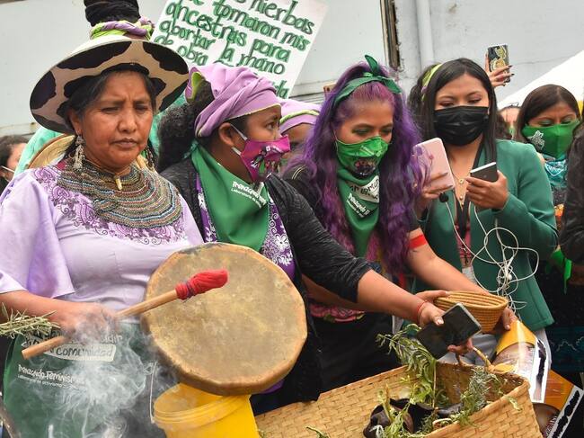Manifestantes feministas piden una ley de aborto en las calles de Quito