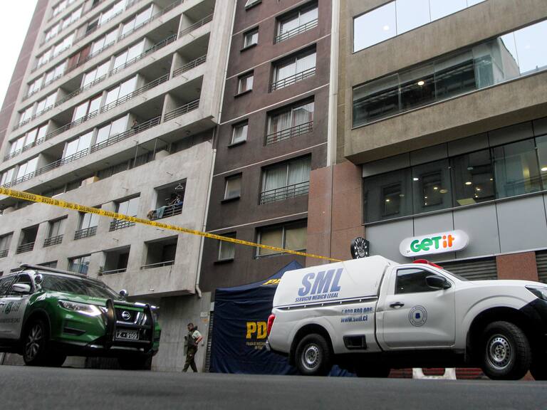 Encuentran cadáver de mujer en pleno centro de Santiago: habría caído desde un edificio