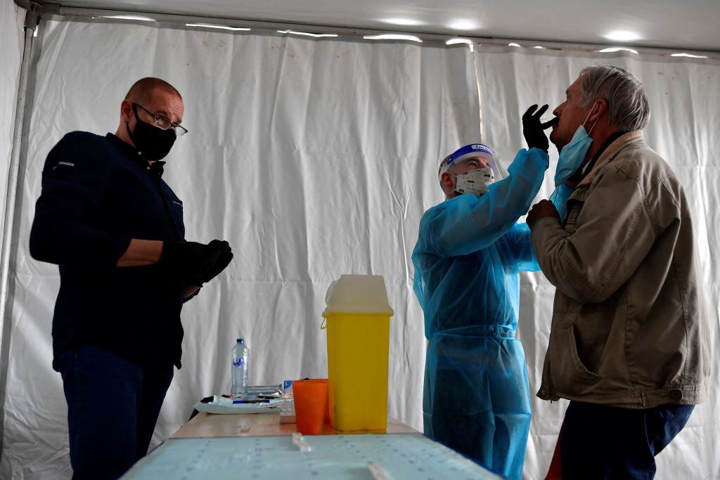 Un hombre se realiza un examen del Covid-19 en Bruselas