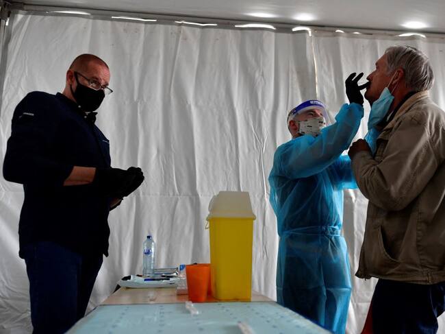 Un hombre se realiza un examen del Covid-19 en Bruselas