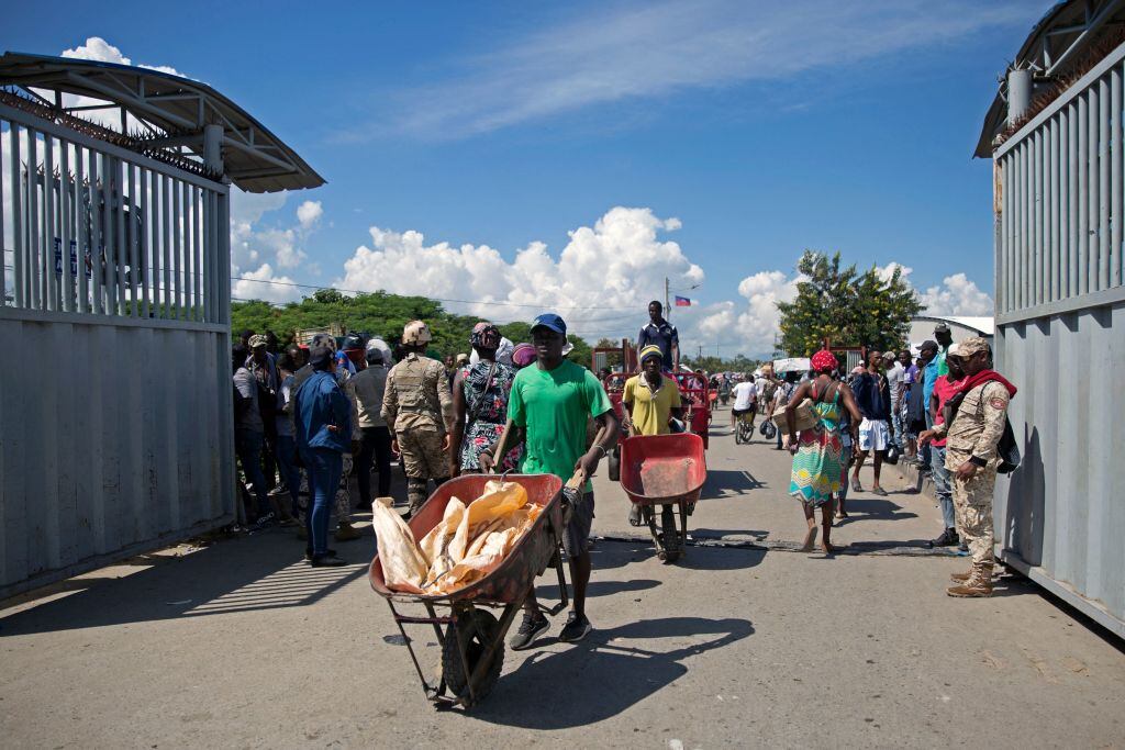 Haitianos cruzan el puente fronterizo en Dajabón de la República Dominicana