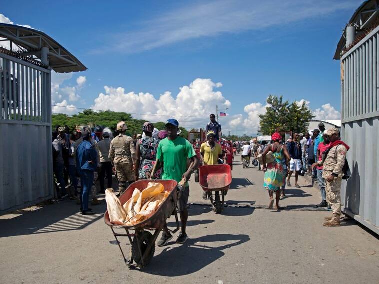 Haitianos cruzan el puente fronterizo en Dajabón de la República Dominicana