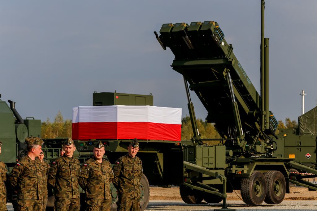 Militares de Polonia exponen un sistema multi misiles en Torun