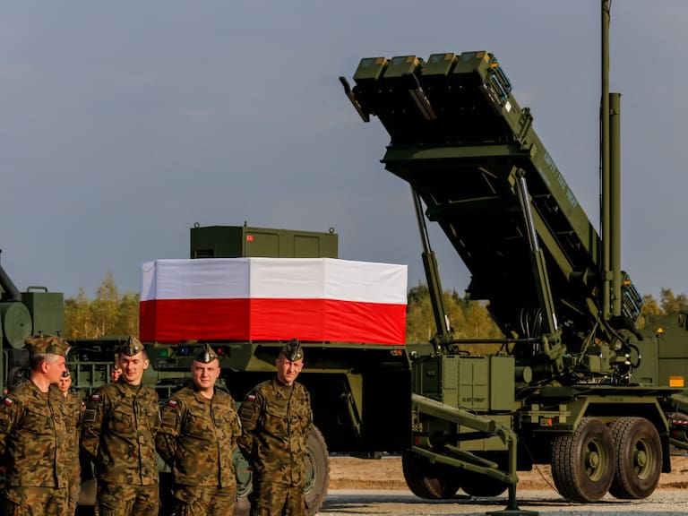 Militares de Polonia exponen un sistema multi misiles en Torun