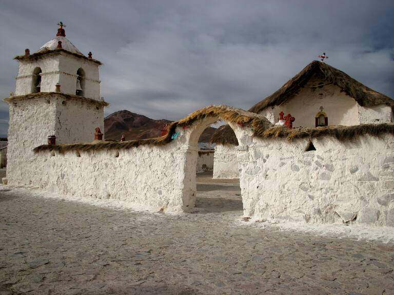 Está amarrada al interior de una iglesia chilena: la historia de la mesa que supuestamente está poseída