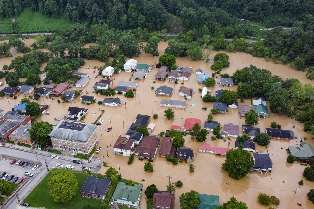 El agua cubre un grupo de viviendas en North Fork del estado de Kentucky