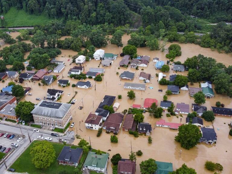 El agua cubre un grupo de viviendas en North Fork del estado de Kentucky