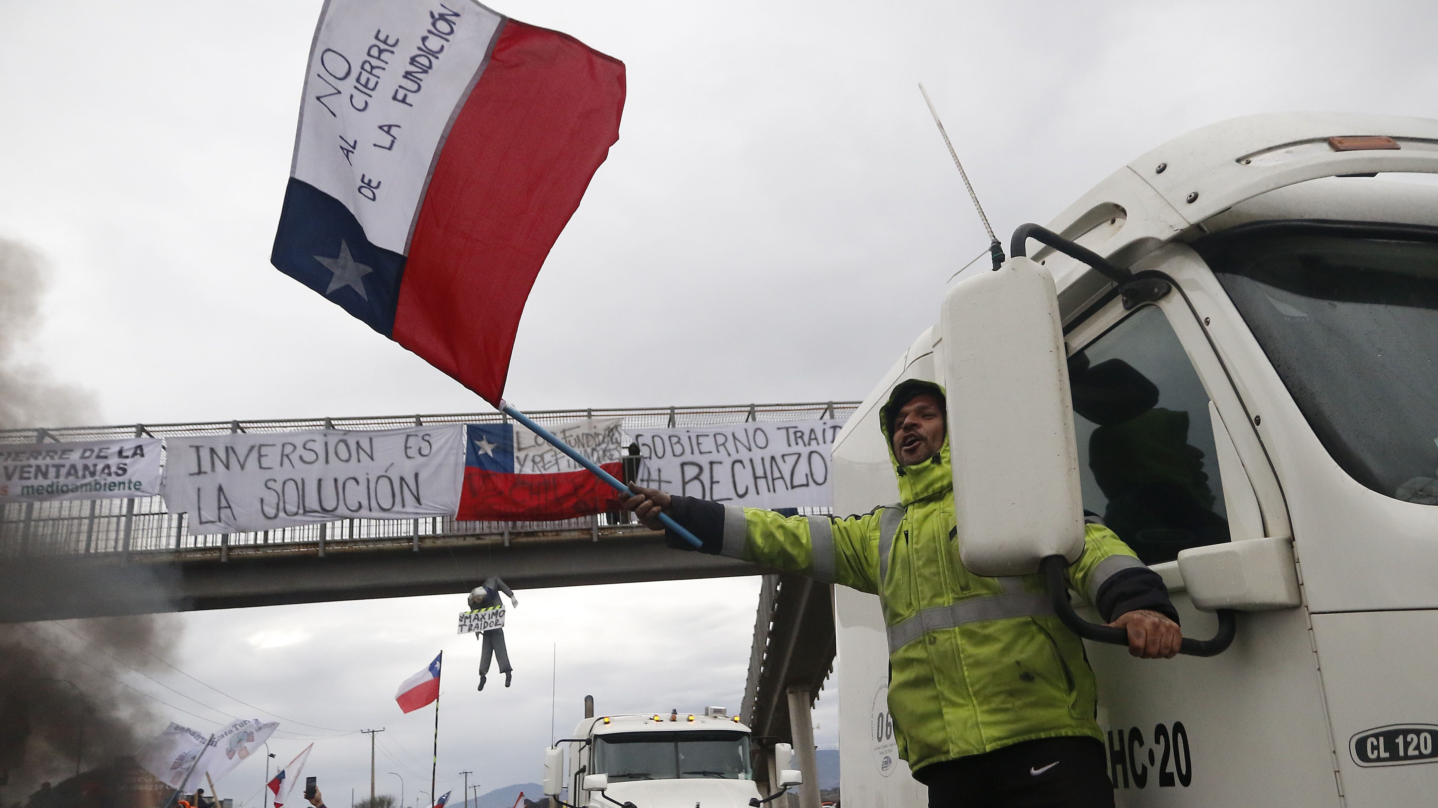 22 DE JUNIO DE 2022/PUCHUNCAVIUn camionaro flamea una bandera chilena, en medio del primer día de paro de trabajadores de Codelco Ventanas, tras los anuncios de cierre de la planta, debido a la contaminación en la zona de sacrificio de Quintero y Puchuncaví.
FOTO: LEONARDO RUBILAR CHANDIA/AGENCIAUNO