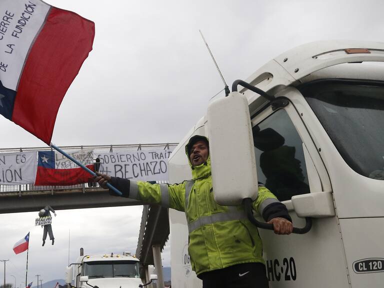 22 DE JUNIO DE 2022/PUCHUNCAVIUn camionaro flamea una bandera chilena, en medio del primer día de paro de trabajadores de Codelco Ventanas, tras los anuncios de cierre de la planta, debido a la contaminación en la zona de sacrificio de Quintero y Puchuncaví.
FOTO: LEONARDO RUBILAR CHANDIA/AGENCIAUNO