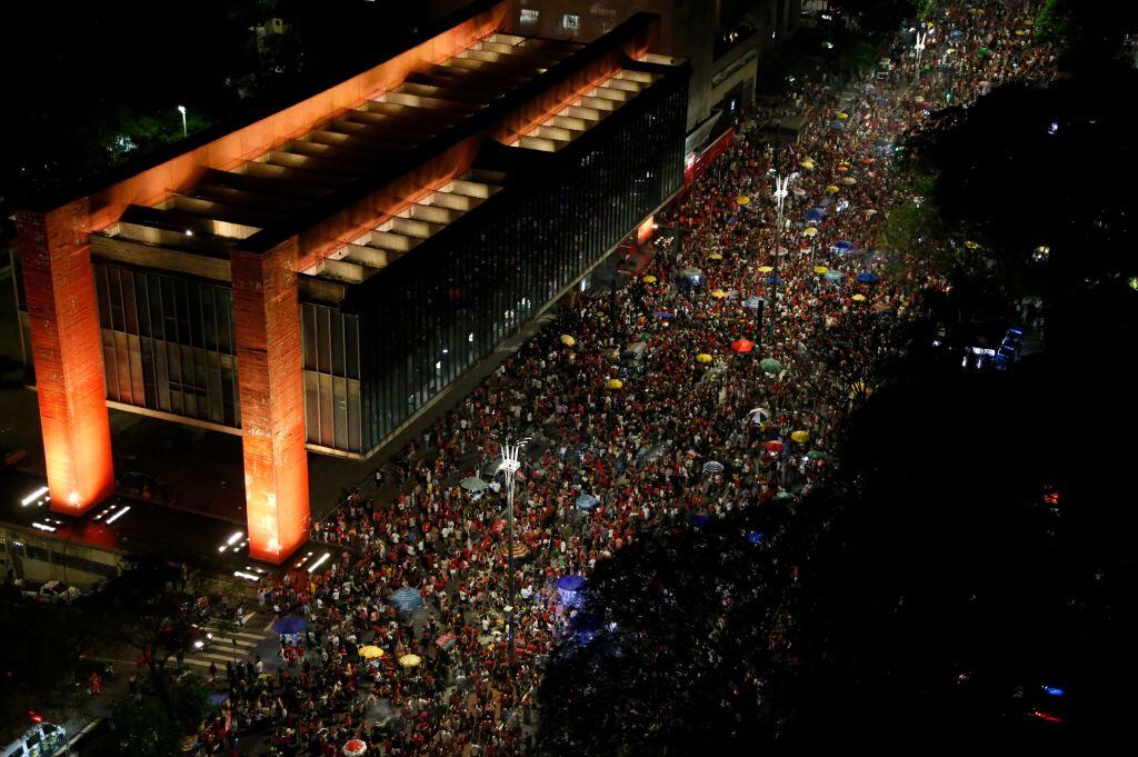 Personas llenan las calles de la ciudad de Sao Paulo por triunfo de Lula
