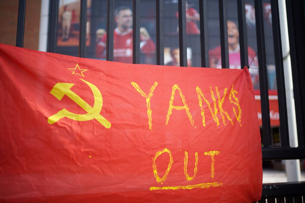 Hinchas del Liverpool piden la salida de los dueños estadounidenses