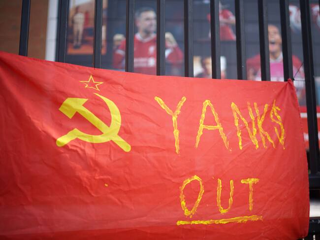 Hinchas del Liverpool piden la salida de los dueños estadounidenses