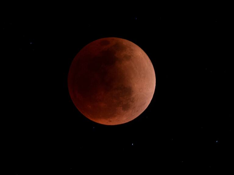 Así fue el eclipse lunar que terminó en una majestuosa luna de sangre