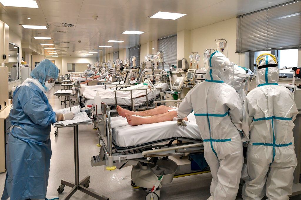 Pacientes del Covid-19 reciben atención en un hospital de Atenas