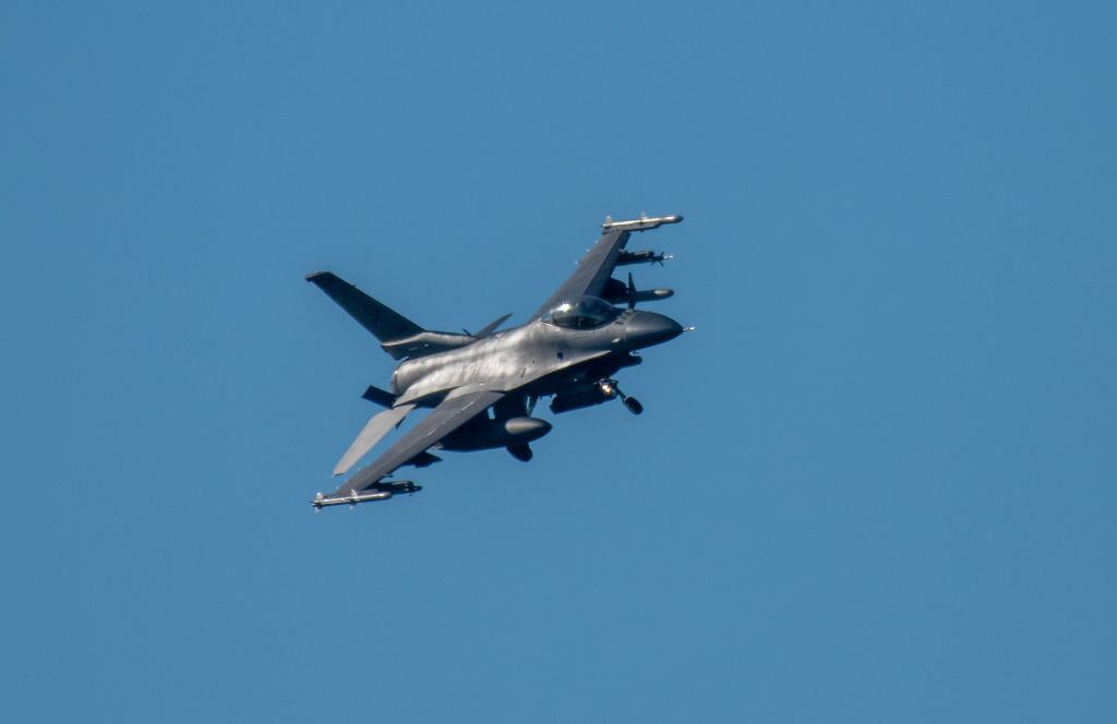 Un avión de combate F-16 de EEUU durante un ejercicio militar