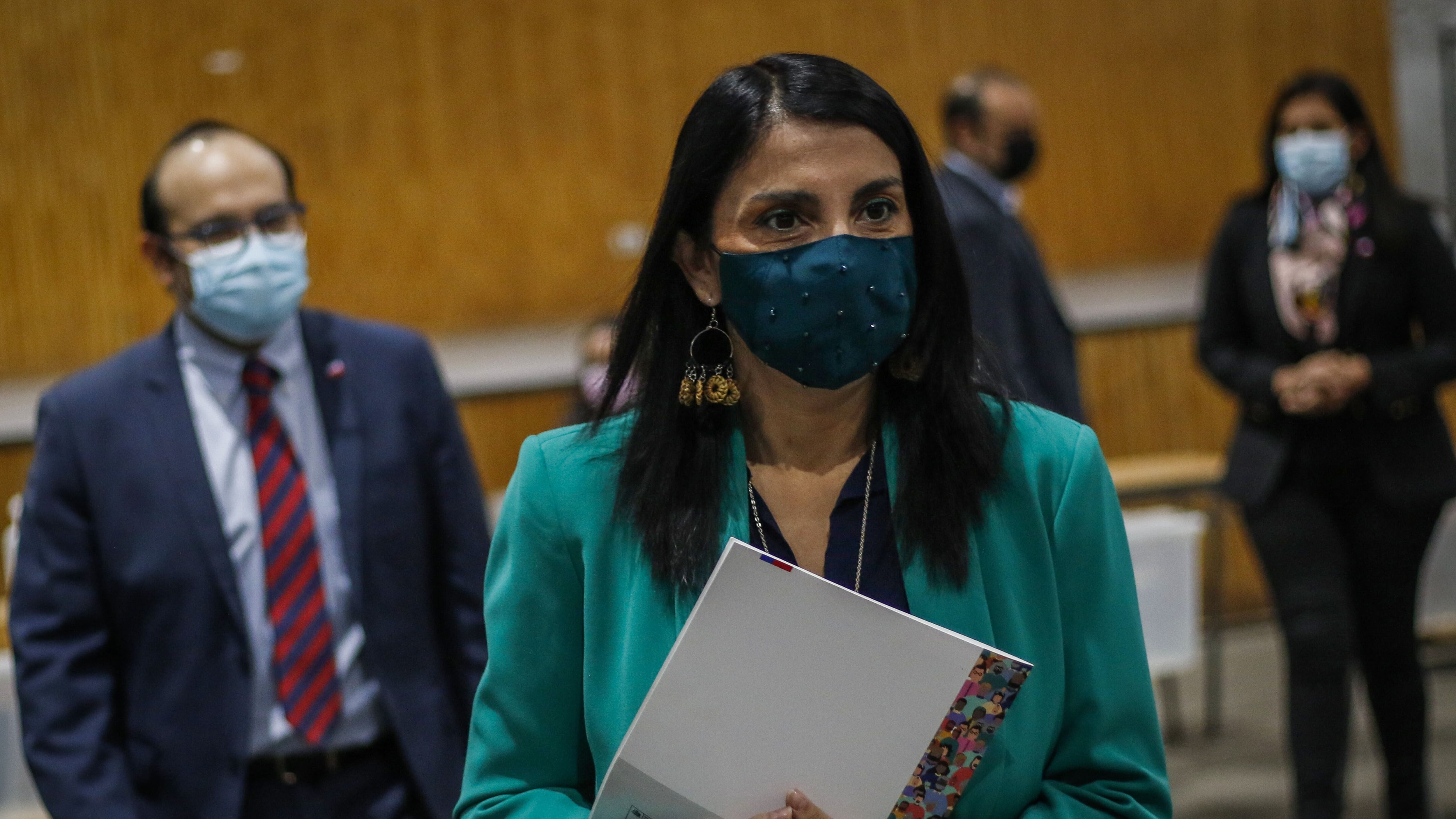14 de mayo del 2021/SANTIAGOLa ministra de Desarrollo Social y Familia, Karla Rubilar, junto a la subsecretaria de Servicios Sociales, Andrea Balladares y el director de Conadi, Ignacio Malig, realizan llamado a votantes que se encuentran habilitados para elegir a quienes ocuparán los escaños reservados que tendrán los pueblos indígenas en esta histórica elección del 15 y 16 de mayo.
FOTO: SEBASTIAN BELTRAN GAETE/AGENCIAUNO