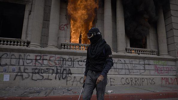 Manifestantes incendiaron sede del Congreso en Guatemala