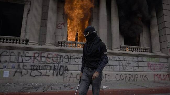 Manifestantes incendiaron sede del Congreso en Guatemala