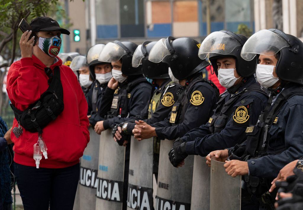 La policía de Perú resguarda el acceso a la sede central de la Fiscalía