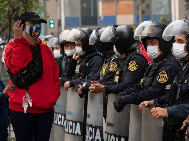 La policía de Perú resguarda el acceso a la sede central de la Fiscalía