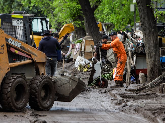 10 DE OCTUBRE DE 2026 / LAS CONDES
Una multitud de voluntarios y vecinos trabajan para limpiar los estragos en la Zona afectada gravemente por el aluvión que se dio lugar debido a las fuertes lluvias de la tarde del jueves 08 de octubre en la comuna de Las Condes.
FOTO: LUKAS SOLIS / AGENCIAUNO