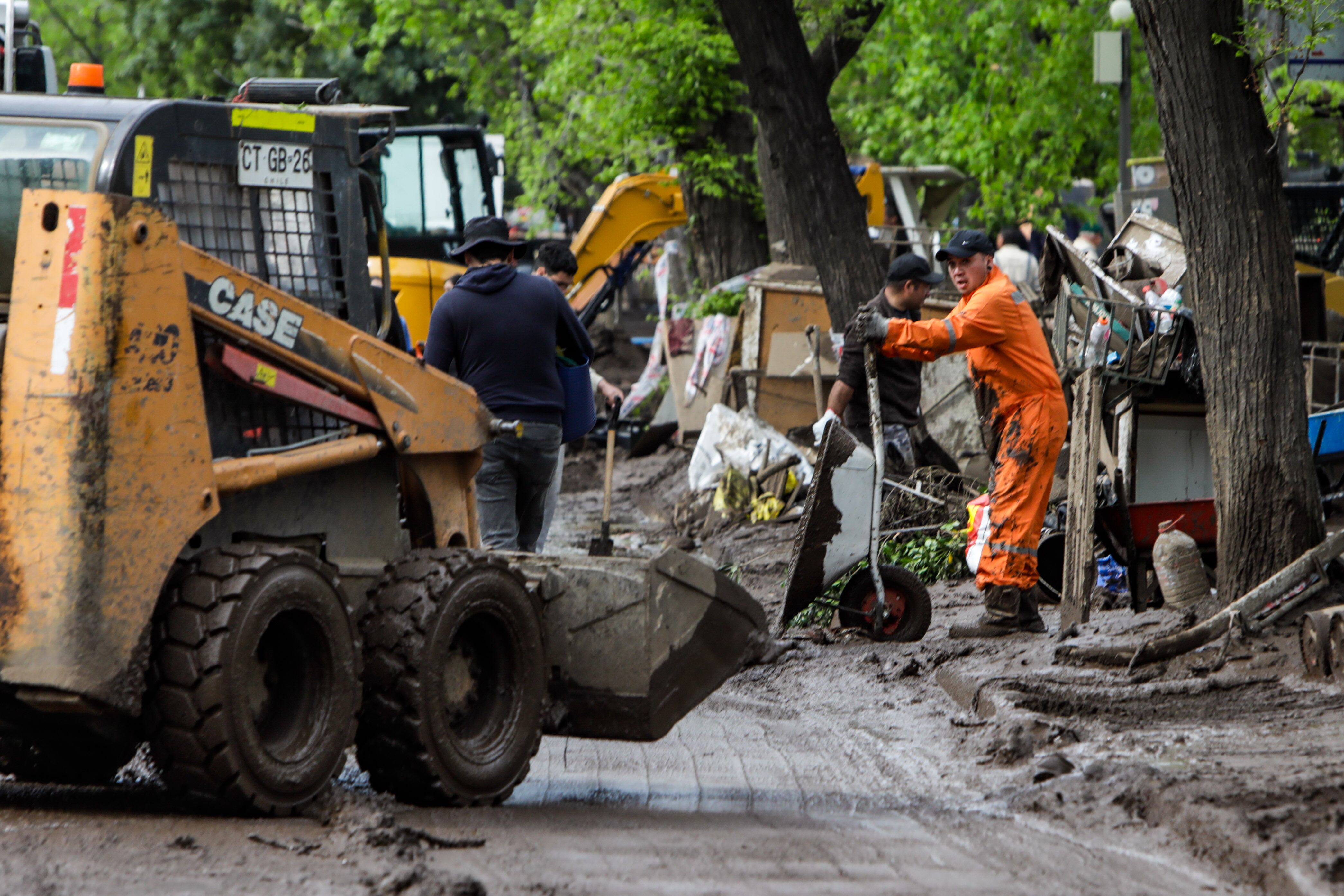 10 DE OCTUBRE DE 2026 / LAS CONDES
Una multitud de voluntarios y vecinos trabajan para limpiar los estragos en la Zona afectada gravemente por el aluvión que se dio lugar debido a las fuertes lluvias de la tarde del jueves 08 de octubre en la comuna de Las Condes.
FOTO: LUKAS SOLIS / AGENCIAUNO