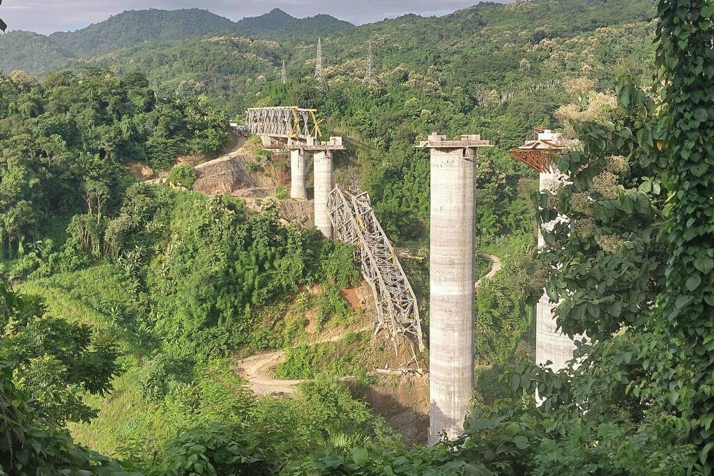 El derrumbe de un puente ferroviario en el estado de Mizoram en la India