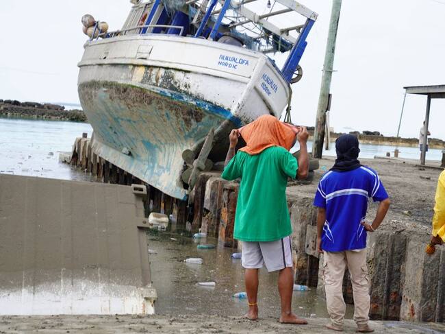 Un barco pesquero sobre un muelle en ,a capital Nukualofa de Tonga