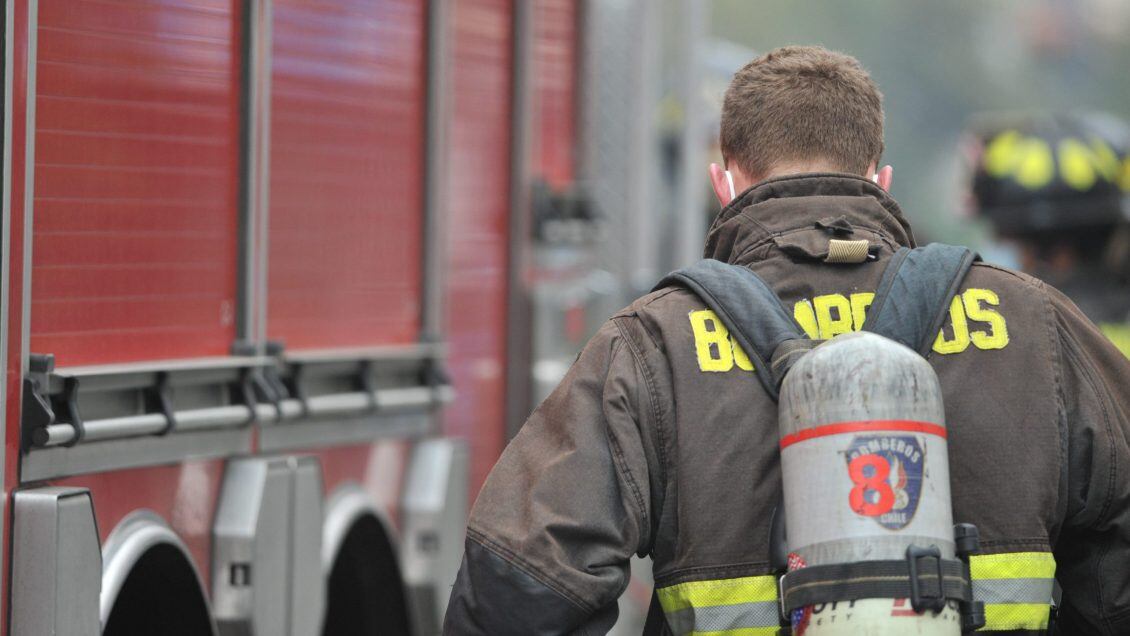 06 de febrero del 2022/VIÑA DEL MAR Bomberos terminan de apagar incendio ocurrido al frente del parque Italia en la calle Pedro Montt, la catástrofe dejó tres familias en la calle, nueve adultos y tres menores de edad más quince locales con pérdida total. 
FOTO: OSCAR GUERRA/AGENCIAUNO