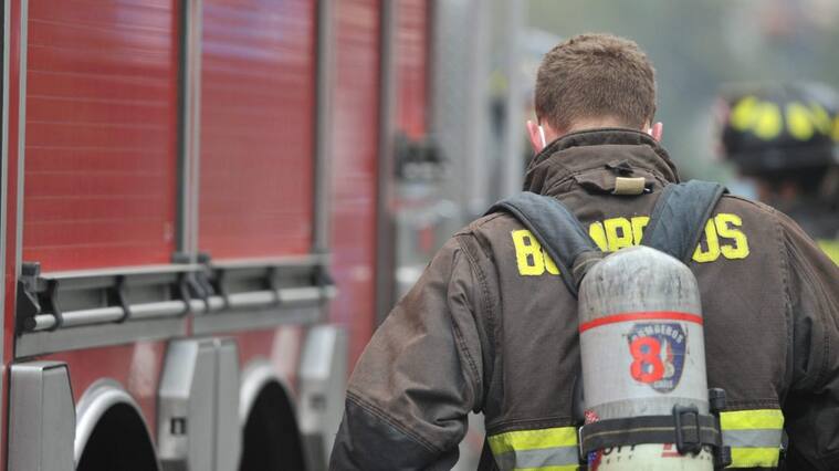 06 de febrero del 2022/VIÑA DEL MAR Bomberos terminan de apagar incendio ocurrido al frente del parque Italia en la calle Pedro Montt, la catástrofe dejó tres familias en la calle, nueve adultos y tres menores de edad más quince locales con pérdida total.
FOTO: OSCAR GUERRA/AGENCIAUNO