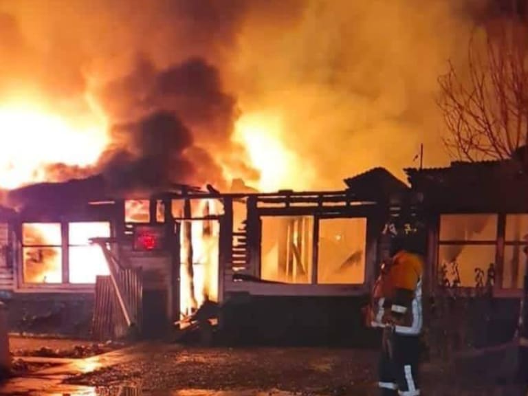 Registran incendio de retén de Carabineros en Quilaco | Twitter