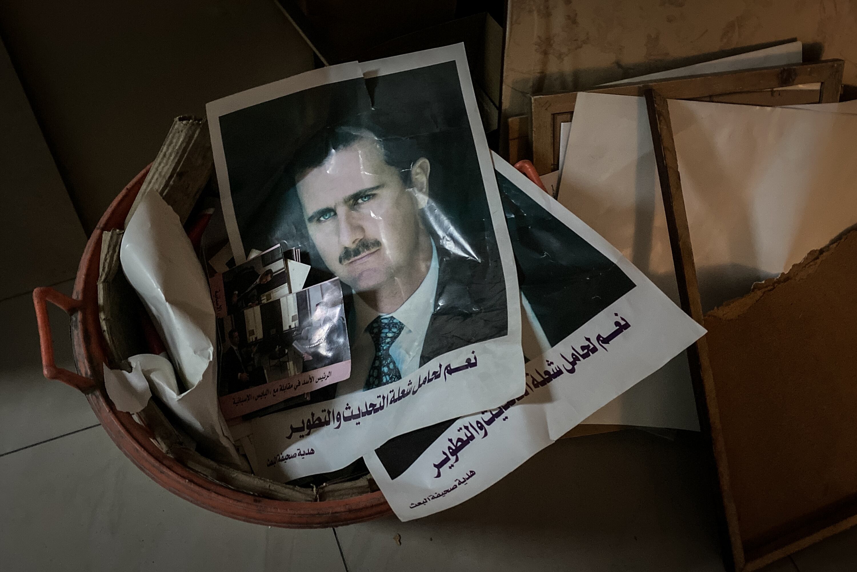 carteles y retratos enmarcados de Bashar al-Assad en el contenedor del edificio del Ministerio de Información el 15 de diciembre de 2024 en Damasco, Siria / Getty Images