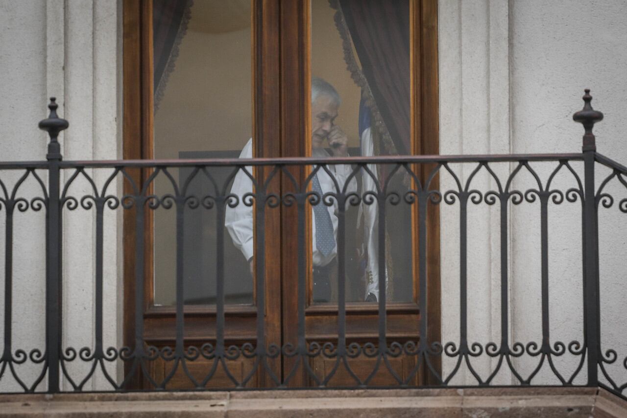 Presidente Piñera desde las ventanas de La Moneda. (Referencial)