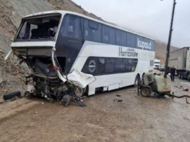 Bus colisiona en Arica y deja un fallecido y varios heridos