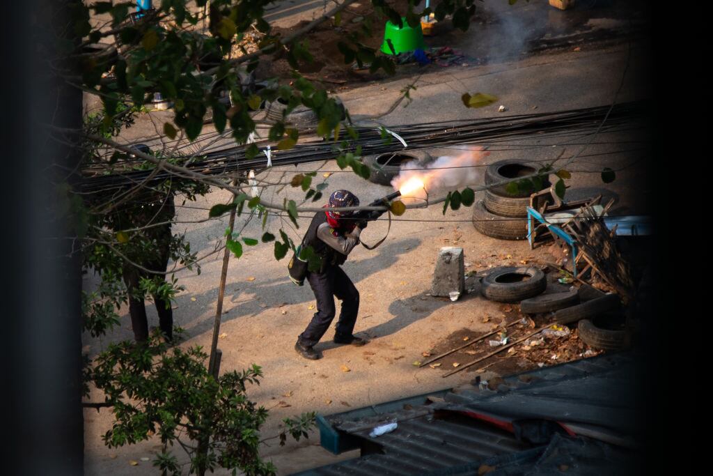 Agente de seguridad de la dictadura dispara contra manifestantes en Myanmar